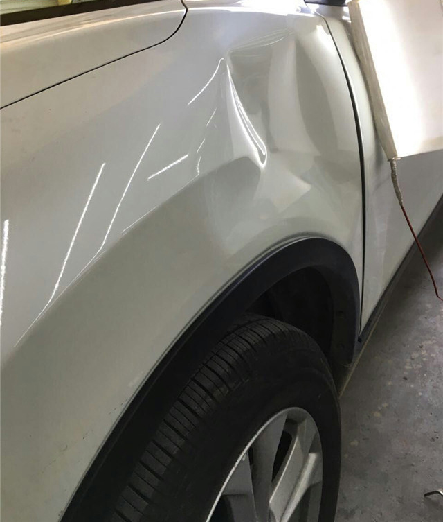 汽車前翼子板凹陷修復前